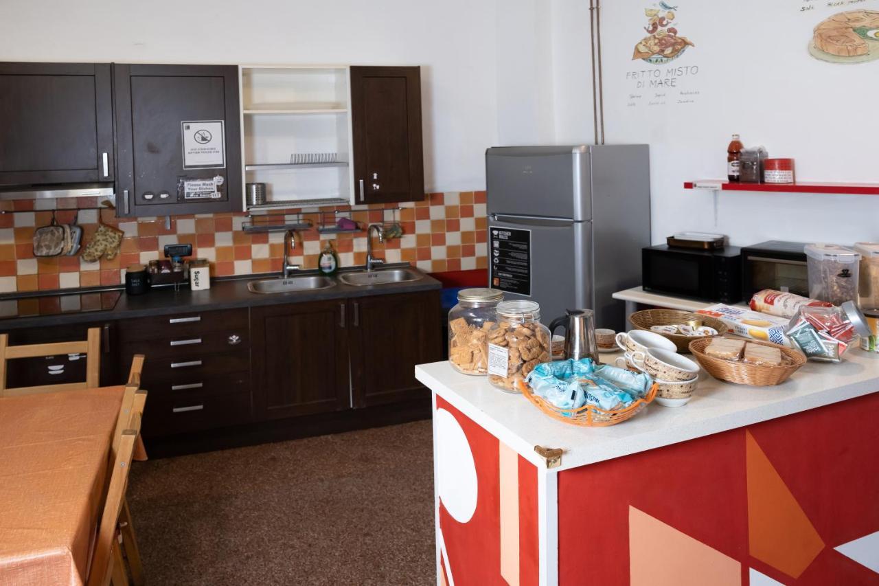Manena Hostel Genova Bagian luar foto