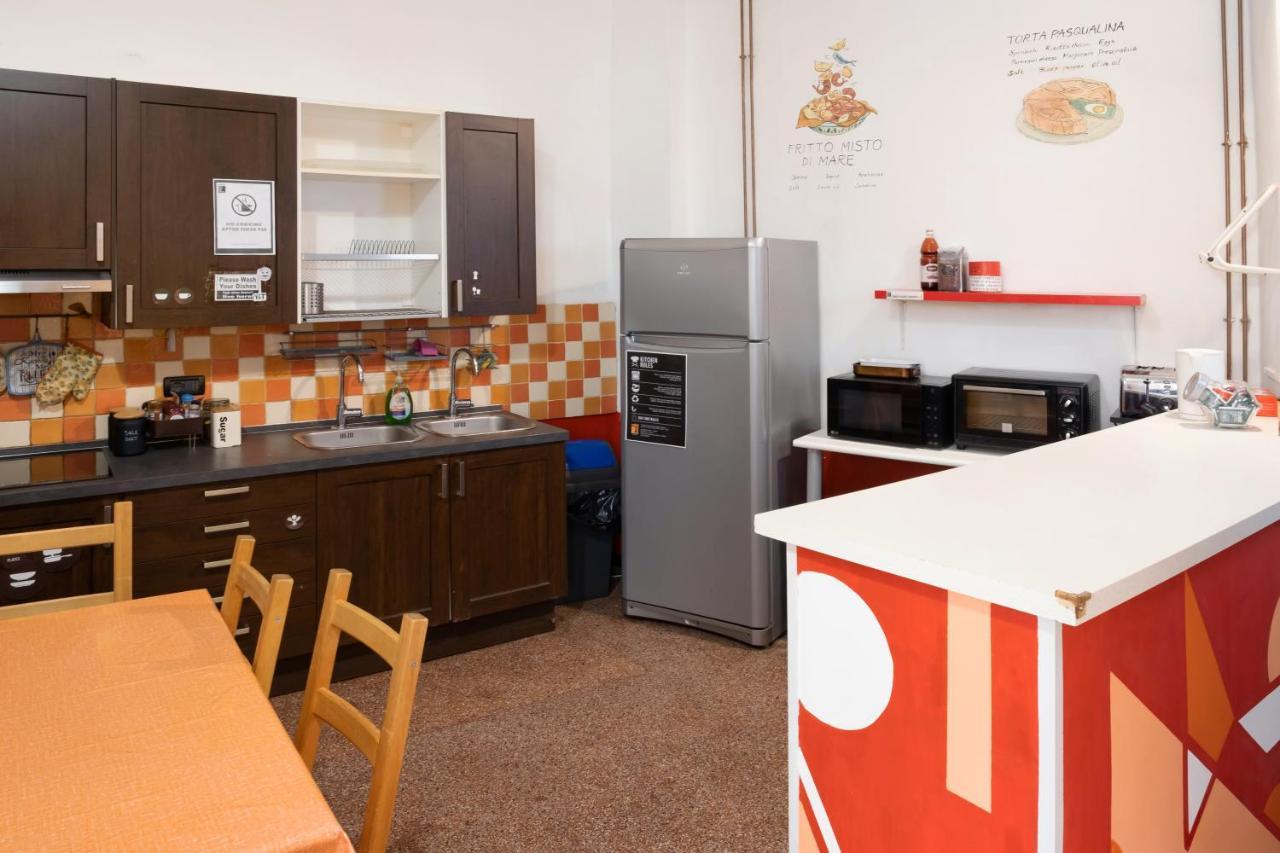Manena Hostel Genova Bagian luar foto