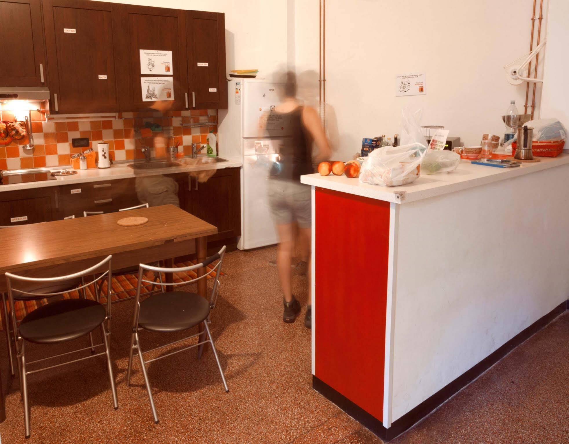 Manena Hostel Genova Bagian luar foto