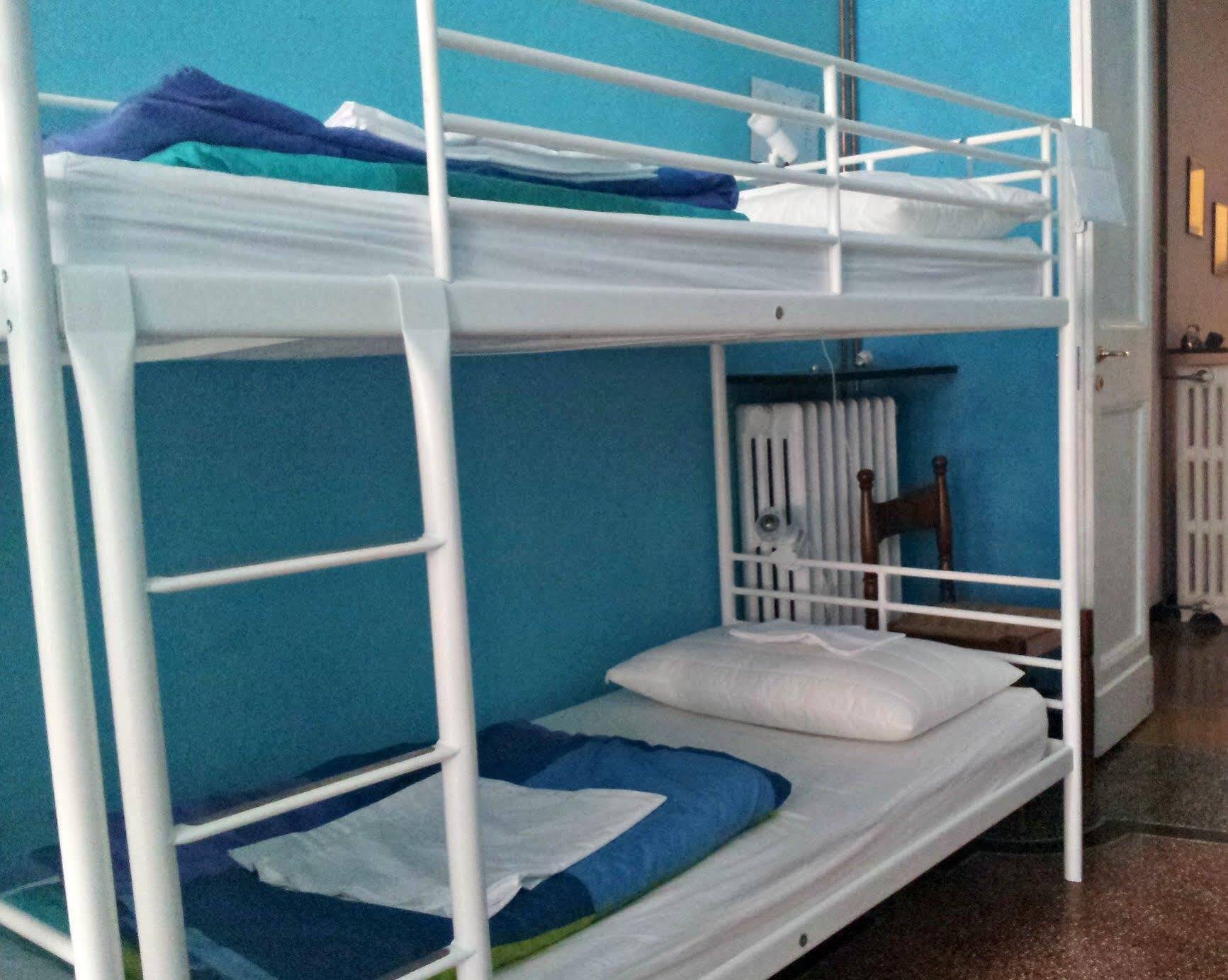 Manena Hostel Genova Bagian luar foto